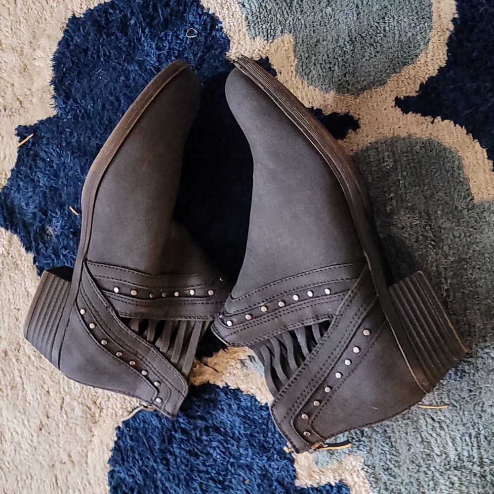 Low-cut heeled zip up shoes
